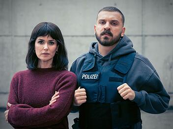 Zwei spannende Schauspiel-Gesichter bilden das neue "Tatort"-Ermittlungsteam aus Frankfurt: Melika Foroutan und Edin Hasanovic arbeiten als Maryam Azadi und Hamza Kulina im Keller ihres Präsidiums an Altfällen. Im "Tatort: Dunkelheit" kommen sie einem Serienkiller auf die Spur, der seit den 70-ern mordet.