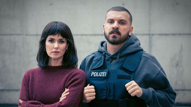 Zwei spannende Schauspiel-Gesichter bilden das neue "Tatort"-Ermittlungsteam aus Frankfurt: Melika Foroutan und Edin Hasanovic arbeiten als Maryam Azadi und Hamza Kulina im Keller ihres Präsidiums an Altfällen. Im "Tatort: Dunkelheit" kommen sie einem Serienkiller auf die Spur, der seit den 70-ern mordet.