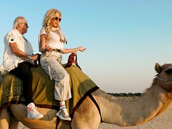 "Die Geissens - Eine schrecklich glamouröse Familie" In Abu Dhabi reiten Carmen und Robert Geiss auf einem Kamel.