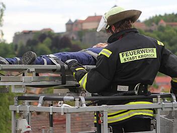 Der Ausblick auf das Kronacher Wahrzeichen ist bei der Rettung mit der Drehleiter für das vermeintliche Opfer inklusive. Fotos: Jan Koch