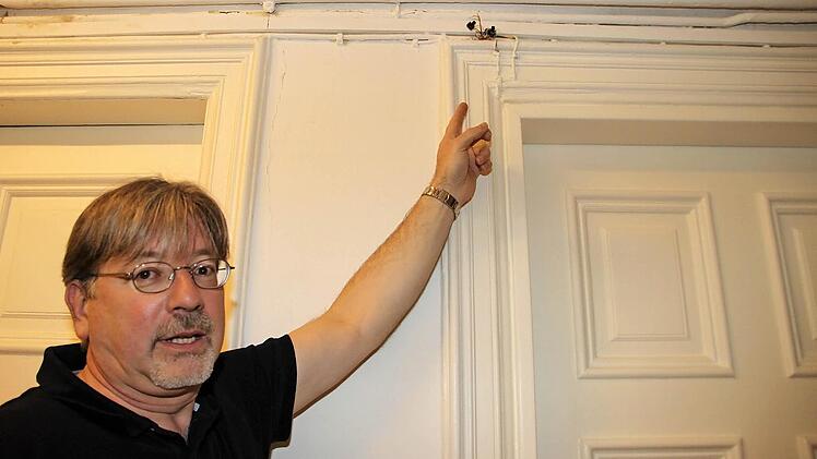 Ein Beispiel für den Sanierungsbedarf: Die Elektroinstallation ist längst nicht mehr zeitgemäß, sagt Behördenleiter Guido Winter.