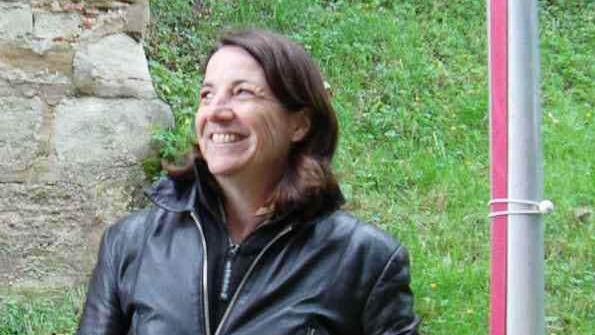Regisseurin Nina Lorenz, die recht zufrieden mit ihrem Ensemble zu sein scheint.  Foto: Chapeau Claque