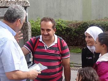 Bürgermeister Jürgen Hennemann begrüße alle Menschen höchstpersönlich. Er überreichte einen Stadtplan und lud die Menschen zum Mittagessen in die AWO-Kantine ein. Fotos: Johanna Eckert