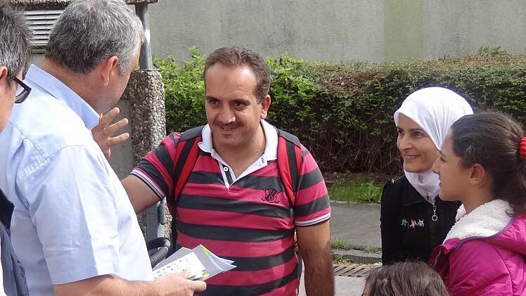 Bürgermeister Jürgen Hennemann begrüße alle Menschen höchstpersönlich. Er überreichte einen Stadtplan und lud die Menschen zum Mittagessen in die AWO-Kantine ein. Fotos: Johanna Eckert