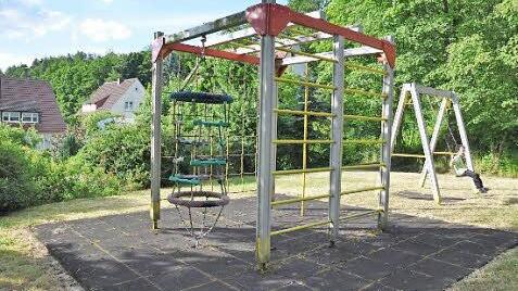 Diese Art von Klettergerüst und Schaukel ist Standardausrüstung der meisten Eberner Spielplätze.