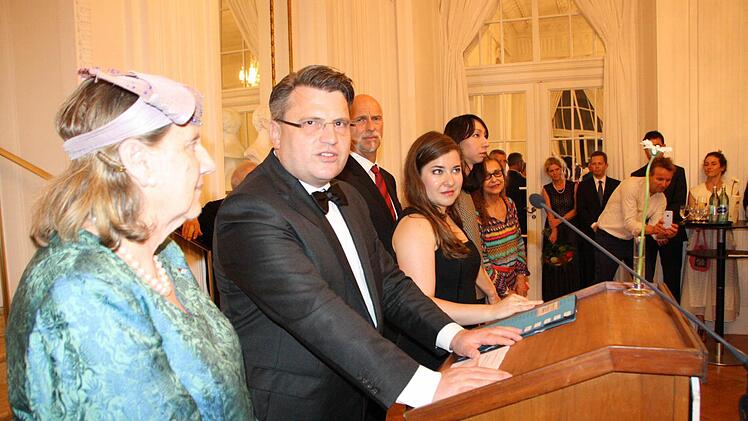 Auf dem Staatsempfang war Bausback flankiert von der Kissinger Sommer-Intendantin Kari Kahl-Wolfsjäger (links) und der amerikanischen Star-Cellistin Alisa Weilerstein (rechts). Foto: Ralf Ruppert