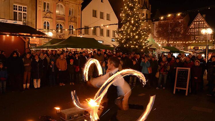 Feuer- und Lasershow von Markus Just auf dem Bad Kissinger Weihnachtsmarkt 2016. Foto: Peter Rauch