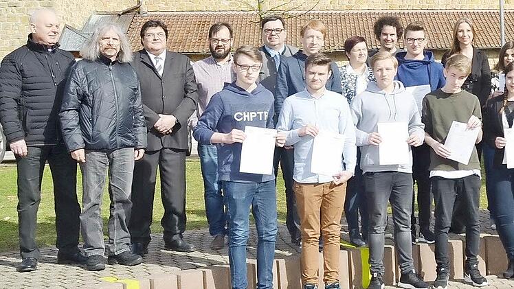 Nach der Zertifikatübergabe vor der Grund- und Mittelschule Pressig: die erfolgreichen Schüler mit dem BR-Team und den Ehrengästen. Fotos: K.- H. Hofmann