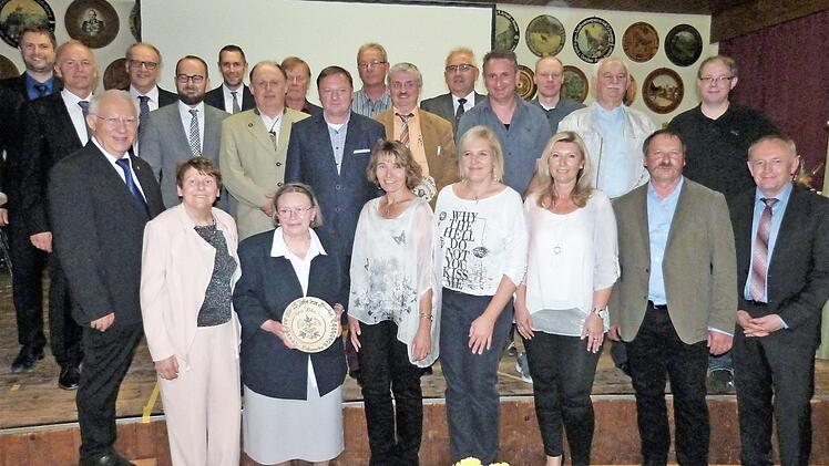 Die Arbeitsjubilare, die für zehn-, 25-, 30- und 40-jährige Zugehörigkeit zur Firma Schwender Energie- und Gebäudetechnik geehrt wurden, vorne links Firmenchef Dipl.-Ing. Hans Schwender  Foto: Werner Reißaus