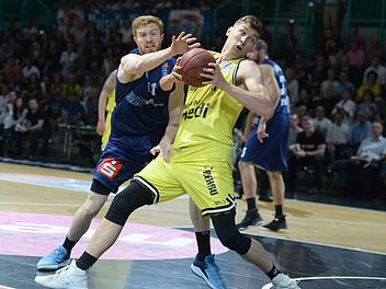 Andreas Seiferth (vorne) bewies erst gegen Bremerhaven um Geoffrey Groselle Durchsetzungsvermögen und verkündete dann nach Spielende seine Vertragsverlängerung bei Medi Bayreuth.  Fotos: Peter Mularczyk