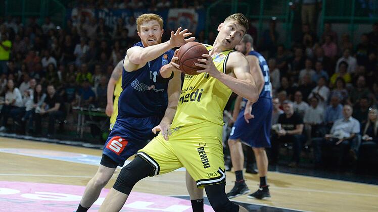 Andreas Seiferth (vorne) bewies erst gegen Bremerhaven um Geoffrey Groselle Durchsetzungsvermögen und verkündete dann nach Spielende seine Vertragsverlängerung bei Medi Bayreuth.  Fotos: Peter Mularczyk
