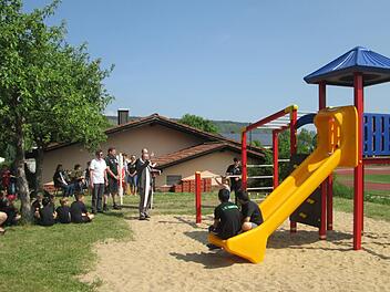 Die Geistlichen beider Kirchen segneten den neuen Spielplatz, Bürgermeister Armin Warmuth (l.) dankte dem FC für sein Engagement.  Winfried Ehling