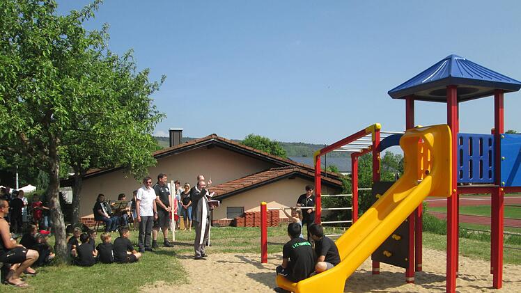 Die Geistlichen beider Kirchen segneten den neuen Spielplatz, Bürgermeister Armin Warmuth (l.) dankte dem FC für sein Engagement.  Winfried Ehling