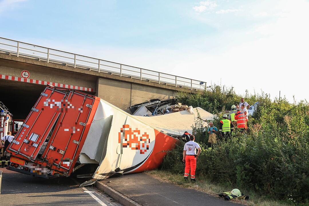 Bei Würzburg: Spektakulärer Sturz auf der A3 – Sattelzug fällt  von Autobahnbrücke auf Staatsstraße