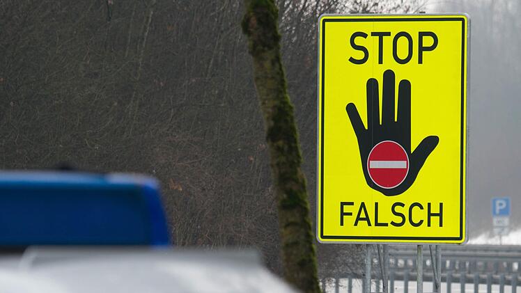 Das Schild hätte vermutlich auch nicht geholfen, die Geisterfahrt zu verhindern. Der 28-Jährige war wohl zu betrunken. Foto: Armin Weigel/dpa