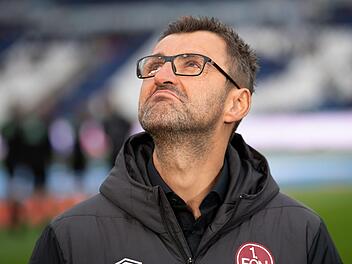 Viele w&uuml;nschen sich einen Trainerwechsel beim 1. FC N&uuml;rnberg. Dann m&uuml;sste Michael K&ouml;llner seinen Platz r&auml;umen. Sitzt er gegen den BVB aus Dortmund noch auf der Trainerbank? Foto: Swen Pf&ouml;rtner/dpa