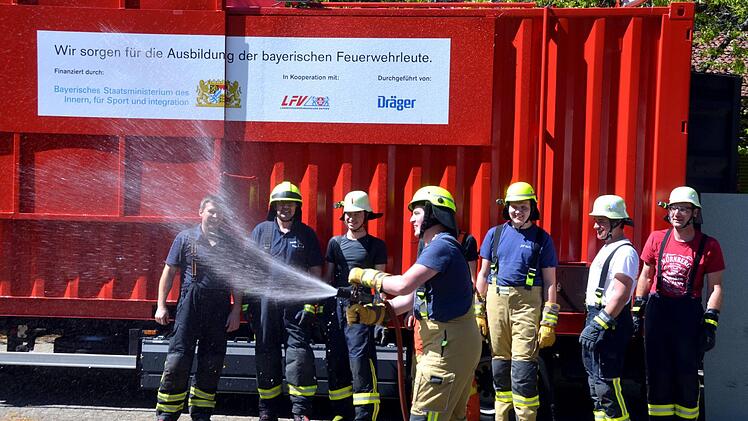 Übung der Feuerwehren des Landkreises Bad Kissingen und der Bundeswehr-Feuerwehr im Atemschutzzentrum in Oberthulba. Peter Rauch