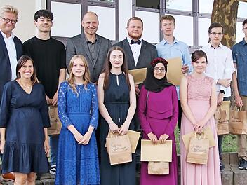 Die besten Schulabgänger der Hans-Edelmann-Schule; im Bild (hintere Reihe, von links) Bürgermeister Frank Wilzok, Sharam Nabawi, Rektor Jochen Kees, Lars Müller, Bastian Lehner, Jakob Hentschel und Kai Peinelt sowie (vorne, von links) Konrektorin Sabrina Petzold, Leonie Lindner, Lena Müller, Aleyna Aydin und Lena Kuth Foto: Klaus Klaschka