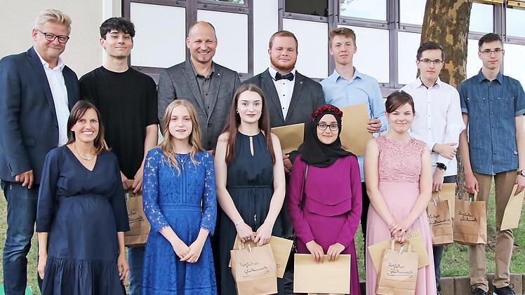 Die besten Schulabgänger der Hans-Edelmann-Schule; im Bild (hintere Reihe, von links) Bürgermeister Frank Wilzok, Sharam Nabawi, Rektor Jochen Kees, Lars Müller, Bastian Lehner, Jakob Hentschel und Kai Peinelt sowie (vorne, von links) Konrektorin Sabrina Petzold, Leonie Lindner, Lena Müller, Aleyna Aydin und Lena Kuth Foto: Klaus Klaschka