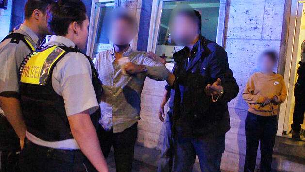 Schaulustige behindern Rettungseinsatz in Shisha-Bar in Krefeld. Foto: Alex Forstreuter/dpa