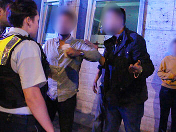 Schaulustige behindern Rettungseinsatz in Shisha-Bar in Krefeld. Foto: Alex Forstreuter/dpa