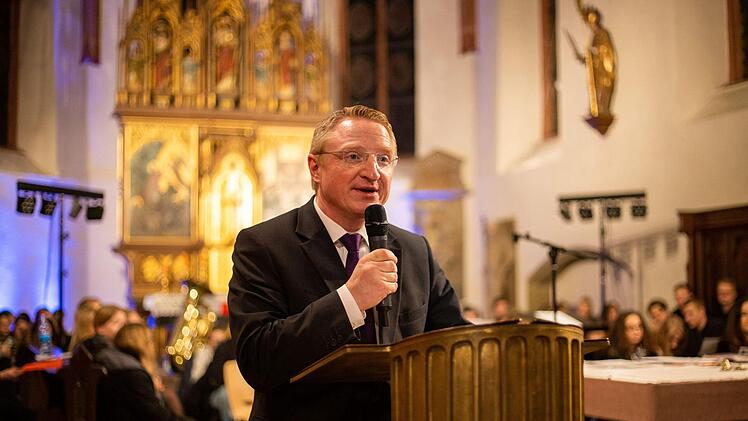 Schulleiter Pöhner freute sich über die bis unters Dach gefüllte Kirche zum Weihnachtskonzert. Martin Würstlein