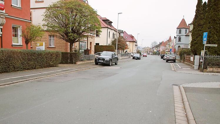 Der einzelne Baum wird bald Teil einer Allee sein - insgesamt 32 Kugelahorne werden die Bahnhofstraße bald beidseitig säumen.