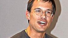 Adrian Roßner in seiner lockeren Art, wie ihn viele aus Zeitung und Fernsehen kennen.