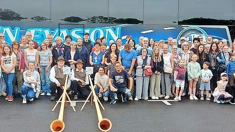 Am Sonntagmorgen hieß es wieder Abschied nehmen, und als besondere Überraschung für die französischen Freunde bliesen zwei Musiker Melodien auf ihren Alphörnern.