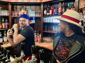 Okan Seese lernt von Zeisy Williams in ihrer Bar La Cosita, wie man gute Cocktails mixt.