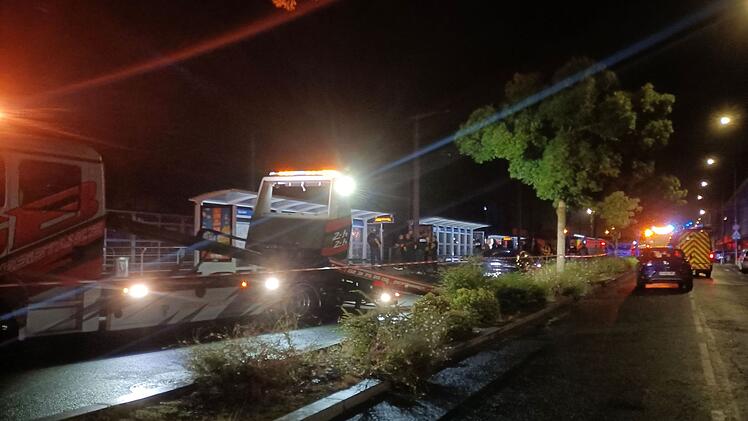 Auto rast in Frankreich in Menschenmenge