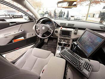 Das Cockpit eines Versuchsfahrzeugs zum fahrerlosen Einparken. Foto: Sebastian Kahnert/dpa