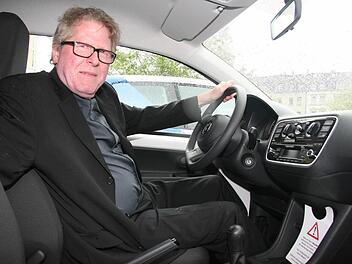 Dekan Jürgen Zinck freut sich über das Auto für die Geschwister-Gummi-Stiftung über das Fahrzeug. Das Auto wird für ambulante Hilfseinsätze genutzt. Foto: Sonja Adamfür