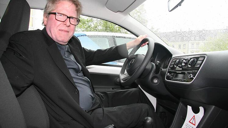 Dekan Jürgen Zinck freut sich über das Auto für die Geschwister-Gummi-Stiftung über das Fahrzeug. Das Auto wird für ambulante Hilfseinsätze genutzt. Foto: Sonja Adamfür