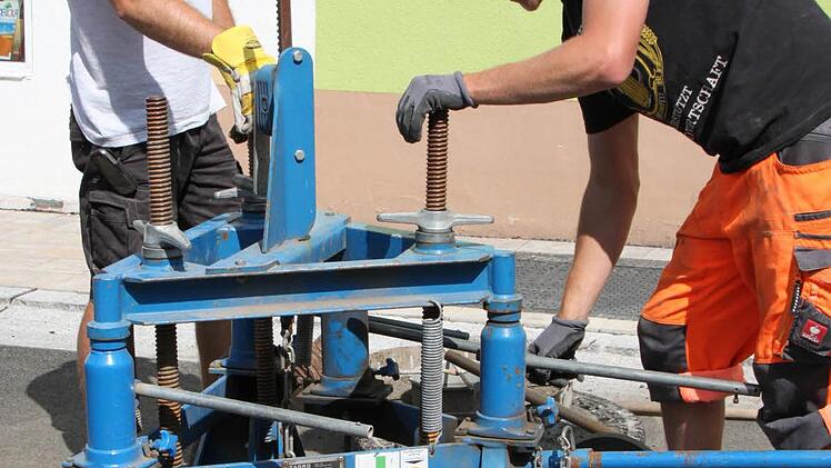 Sie werden mit dieser Maschine auf die richtige Höhe angepasst.