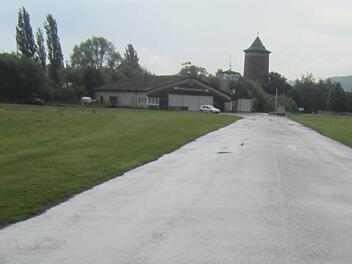 Der Wasserturm und der Lichtenfelser Flugplatz (im Vordergrund)