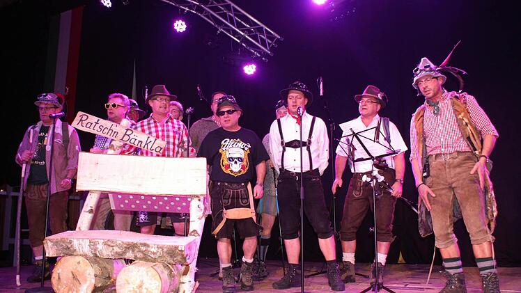 Als musikalische Begleiter der Dorfraatsch´n beeindrucken die "Gipfelstürmer" unter der Leitung von Thomas Völkel (rechts)