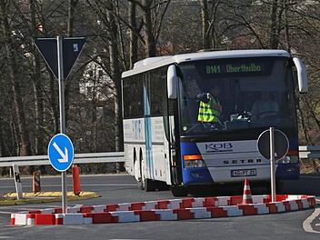 Auch der große KOB-Linienbus kommt an der neuen Kreuzung zurecht.  Foto: Gerd Schaar
