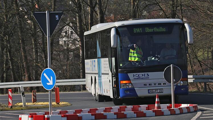 Auch der große KOB-Linienbus kommt an der neuen Kreuzung zurecht.  Foto: Gerd Schaar