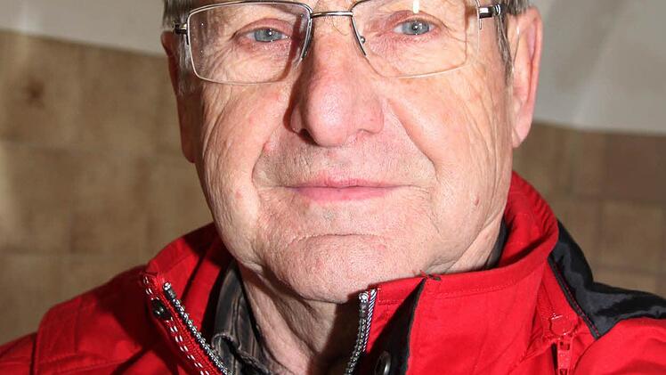 Kirchenpfleger Klaus Geier greift der Flüchtlingsfamilie unter die Arme.