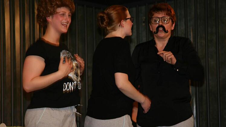 Mit der Aufführung "Hey, Abschaum - Mordsfrauen im Knast" landet die Theatergruppe Rugendorf einen Volltreffer. Foto: Klaus Klaschka