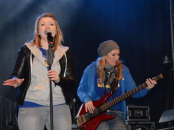 Mit aktuellen Hits, Energie und Publikumsnähe begeistert die Antenne-Bayern-Band am Samstagabend auf dem Festgelände der Kulmbacher Brauerei ihre Fans. Foto: Dagmar Besand