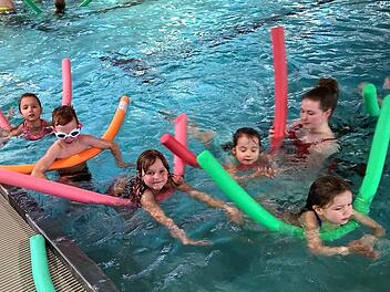 Immer weniger Kinder k&ouml;nnen schwimmen. Die Wasserwacht tr&auml;gt mit Schwimmkursen dazu bei, dies zu &auml;ndern. Am Wochenende findet in den Freib&auml;dern Kraisdorf und Ebern der "Tag des Abzeichens" statt. Kinder und Jugendliche haben dort die M&ouml;glichkeit, entsprechend ihrer F&auml;higkeiten, verschiedene Jugendschwimmabzeichen zu erwerben.  Foto: Wasserwacht Ebern