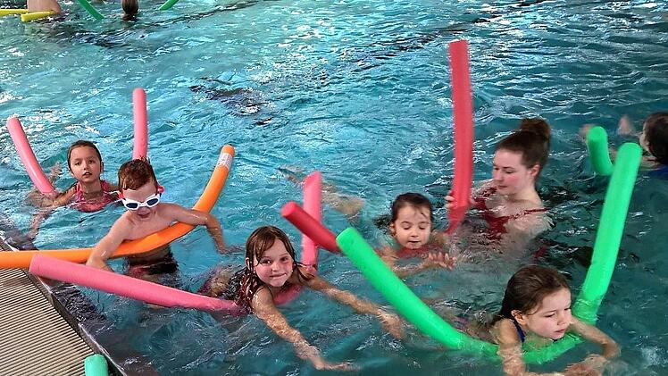 Immer weniger Kinder k&ouml;nnen schwimmen. Die Wasserwacht tr&auml;gt mit Schwimmkursen dazu bei, dies zu &auml;ndern. Am Wochenende findet in den Freib&auml;dern Kraisdorf und Ebern der "Tag des Abzeichens" statt. Kinder und Jugendliche haben dort die M&ouml;glichkeit, entsprechend ihrer F&auml;higkeiten, verschiedene Jugendschwimmabzeichen zu erwerben.  Foto: Wasserwacht Ebern