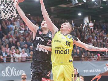 Der Würzburger Florian Koch (links) legt den Ball in den Bayreuther Korb, Gregor Hrovat kommt zu spät. Foto: Jan Hübner