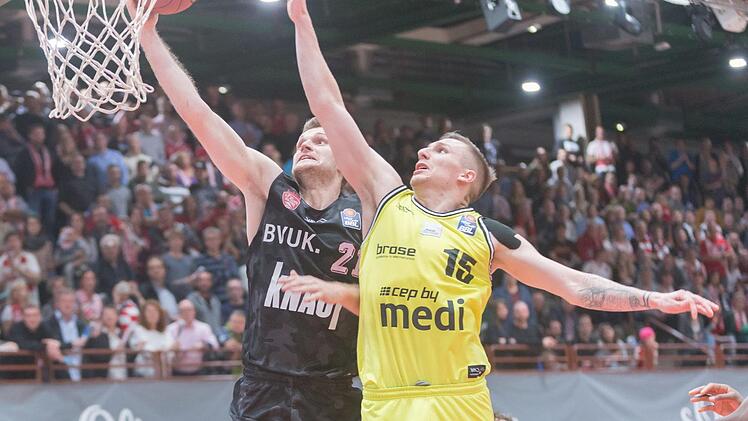 Der Würzburger Florian Koch (links) legt den Ball in den Bayreuther Korb, Gregor Hrovat kommt zu spät. Foto: Jan Hübner