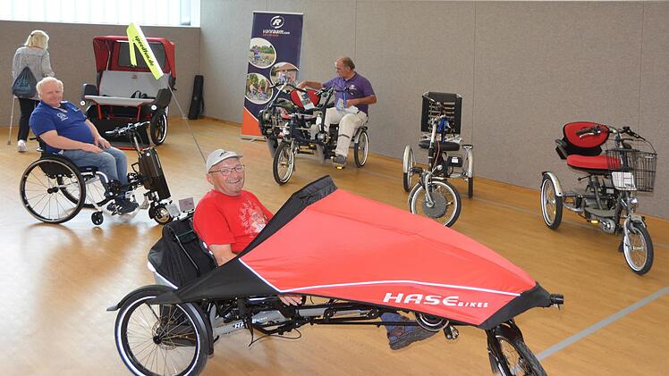 Für einen Nachmittag waren in der Rehaklinik Bavaria die neuesten Liegedreiräder, Sesselräder, Pedelecs, Velomobile und Elektromobilitätslösungen für Rollstuhlfahrer und Körperbehinderte ausgestellt.