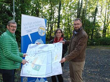 Präsentieren die Pläne am neuen Standort: Architekt Peter Kammerscheid, Kindergartenleiterin Sabine Groh und Ascolino-Chef Matthias Schmidt-Curio. Im hinteren Bereich wird eine Außenspielfläche mit Hangrutsche entstehen.Christiane Lehmann