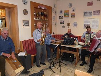 Helmut Hofmann (links am Schlagwerk) mit seinen Freunden beim Wirtshaussingen in Neuenmarkt. Foto: Werner Reißaus