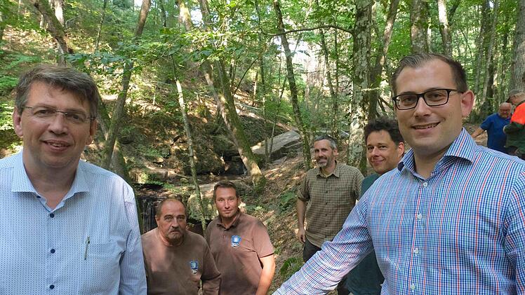 Die beiden Bürgermeister Johannes Wagenpfahl (links) aus Gräfendorf und Florian Atzmüller aus Wartmannsroth äußerten sich zufrieden über das gemeinsame Projekt Trettstein-Absicherung. Fotos: Gerd Schaar